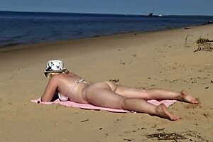 Funny beach - acquaintance with a saucy MILF, possibly from Juicy channel
