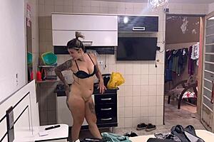 Pintor masturba enquanto paparica a부분 de sua casa