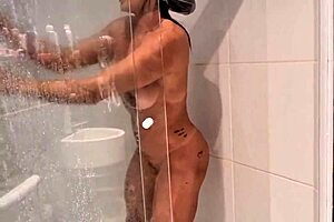 vizinho faz visita enquanto estava no banho