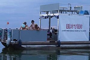 ersties exhibitionist ana plays public 😏