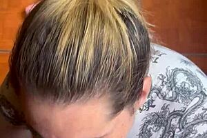 Hermosa chupada le doy a mi amigo y me da toda la lechita en la cara