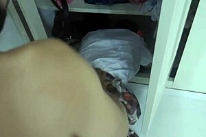 atrapo a mi hijastra en cuatro y le meto la verga directo al coño 😈