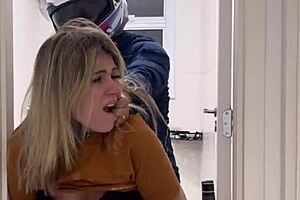 Motoboy Invade Banheiro Feminino e Fode Mulher Urinando com Força