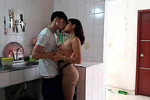 follando a mi pequena hermanastra latina de 18 años en la cocina hasta correrme en su boca