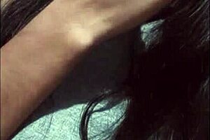 Mi prima cachonda se graba masturbándose y me lo envía