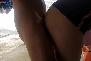 Dona de casa paga técnico com a bunda