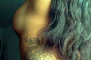 puta tatuada se exibindo