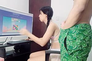 me encuentra jugando y empieza a tocarme parte 1 😊