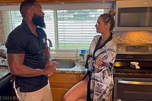 Stepmom tries to seduce the plumber at home 😏