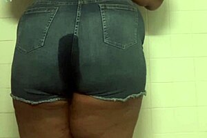 Teen pees and farts loudly in bathroom close-up!