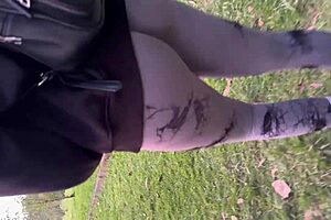 Queria orinar en el bosque y convenci a mi mejor amiga para video porno casi nos pillan a medio palo