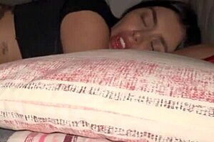 mi hermanastra y yo nos pusimos cachondos y hacemos el amor en la cama de sus padres