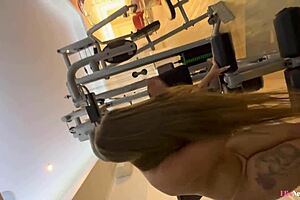 Pelada na academia peituda trains hard and masturbates until she cums - elis nebsniak 😈💦