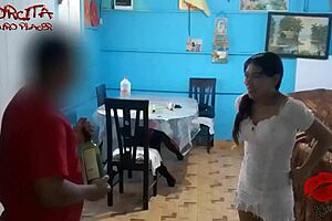 Recibo una visita en casa y terminamos con orgasmo anal peruano