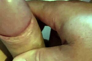 Branlette en gros plan nu dans la voiture sur un parking public