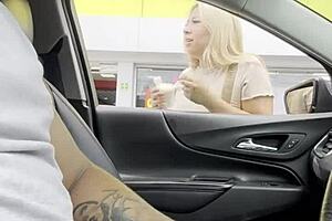 Desconocida se sube a mi carro for huge cumshot and fat blonde blowjob!