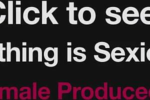 Hey Yanks honey Molly Broad fingers her shaved wet pussy to orgasm on toilet 😍