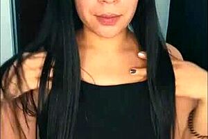 hermosa colombiana tiene muchas ganas de follar y se graba con su novio