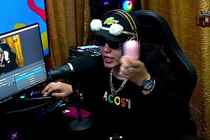 Didy Reis shows her beautiful breasts in the middle of the podcast and Ruan drools on them - Pépum no Barraco - complete on Sheer Red.