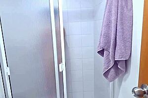 espío a mi madrastra en el baño y grabo todo, oh man i shouldn't have but i did