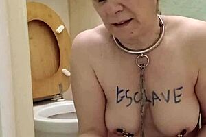 2025 01 15 esclave f lèche les wc