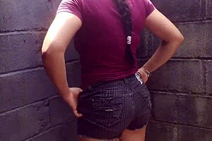 Quick anal creampie behind the house with sexy latina milf spreading her asshole?