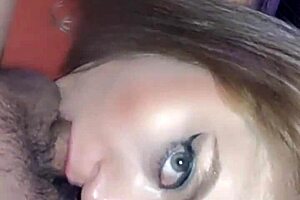 Cuando lo mamo agarro la polla como si fuese mi biberon me tomo la leche y me sabe a klim