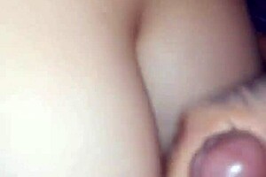 descubro a mi hermanastra masturbándose y por mi silencio me deja follarla