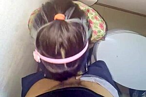 Mis amigos cogían en los cuartos y yo tuve que follar a la morrita enfiestada en el baño de la casa durante la fiesta de compas