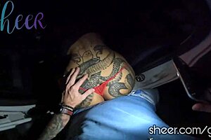 rabuda tatuada dando bucetinha no meio da rua