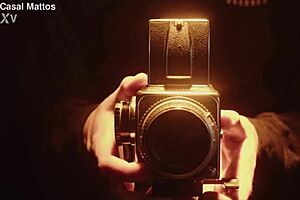 Casal risks everything by having public sex in fast food drive thru with group action