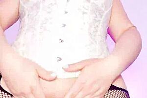 Madrastra puta latina colombiana with cameltoe gigante masturbates her wet juicy pussy in liguero for her hijastro in usa american style.