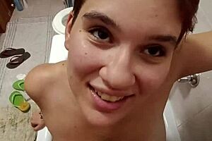 chiara si fa pisciare sulle tette in bathroom with european amateurs