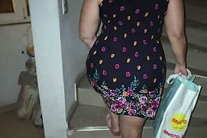 Madura en la calle with that mature milf and bbw wife vibe 😏