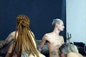 A ruiva de dread sentou no meu amigo enquanto a dele me chupou gostoso no 4some voyeur