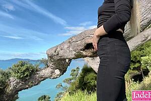 可爱金发贱货深喉巨屌海滩颜射！